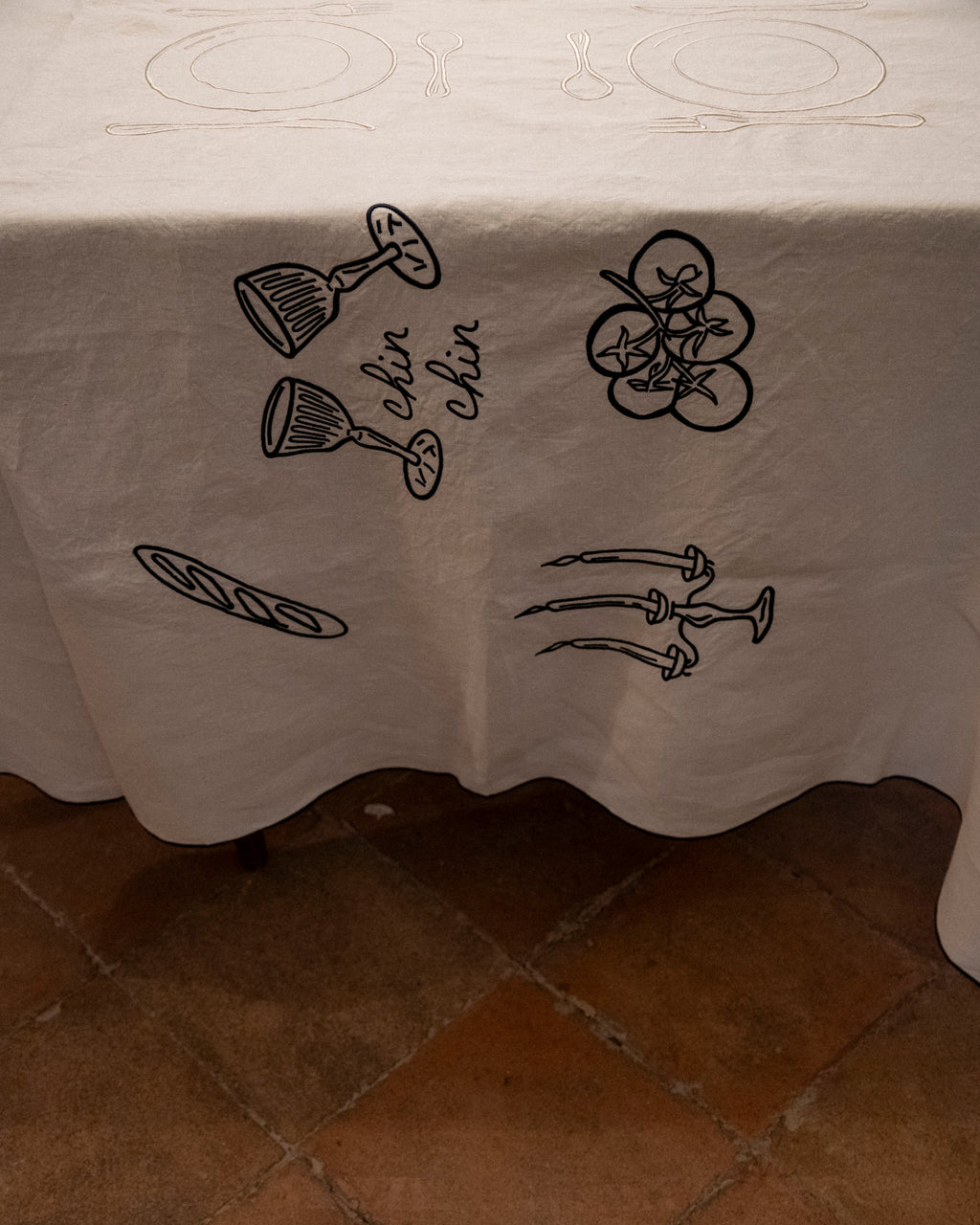 MANTEL LINO  BORDADO "A MESA PUESTA" (EDICIÓN LIMITADA)