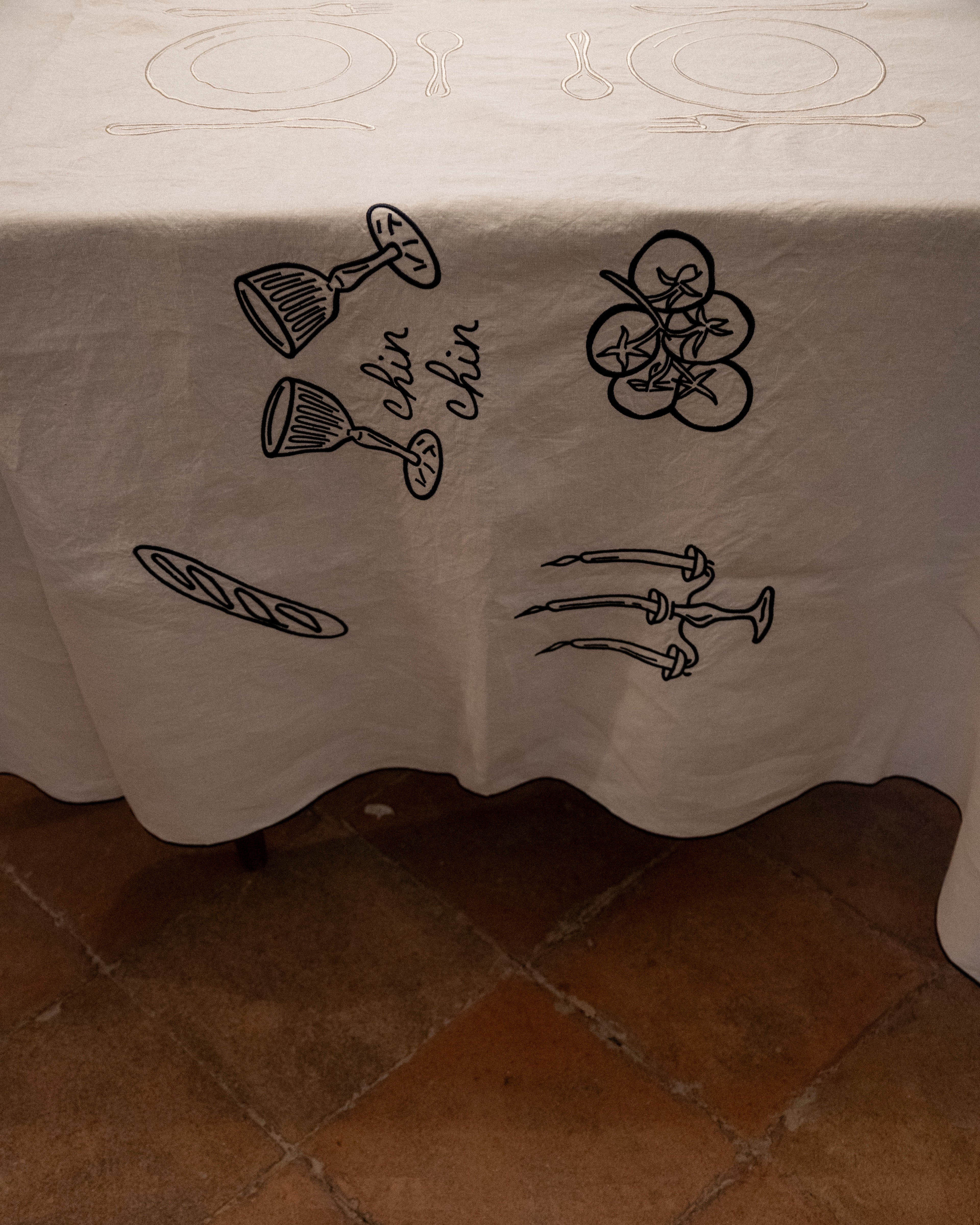 MANTEL LINO  BORDADO "A MESA PUESTA" (EDICIÓN LIMITADA)