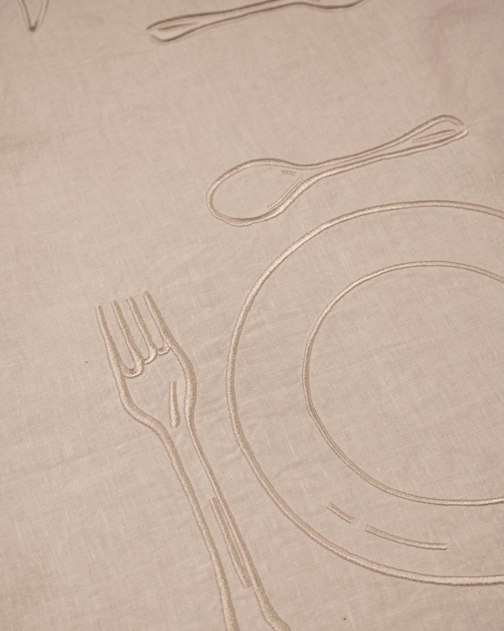 MANTEL LINO  BORDADO "A MESA PUESTA" (EDICIÓN LIMITADA)