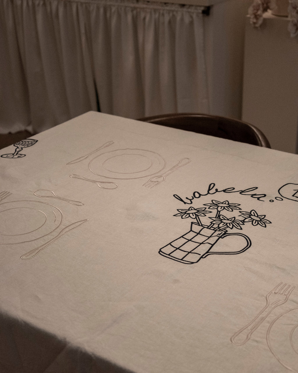 MANTEL LINO  BORDADO "A MESA PUESTA" (EDICIÓN LIMITADA)