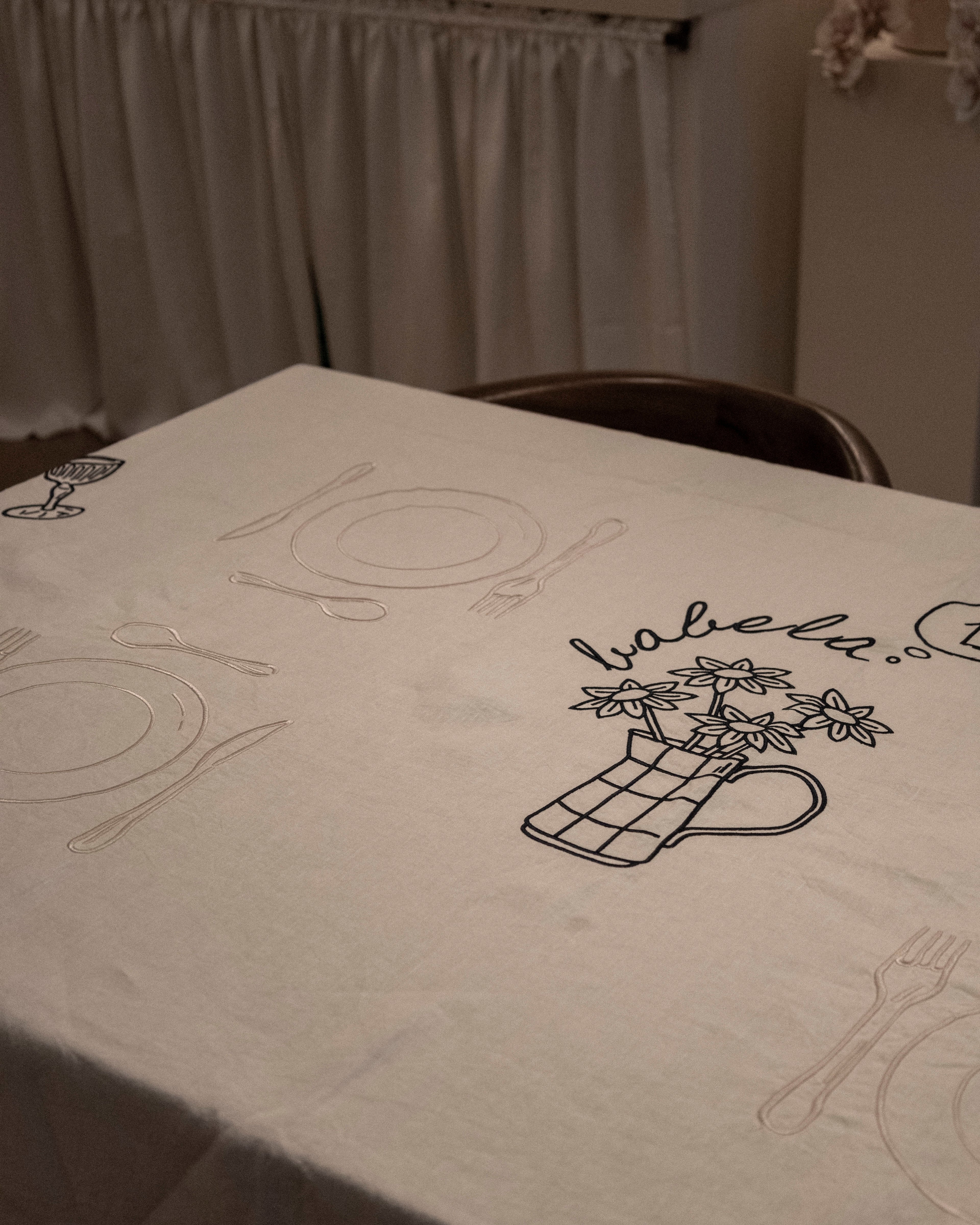 MANTEL LINO  BORDADO "A MESA PUESTA" (EDICIÓN LIMITADA)