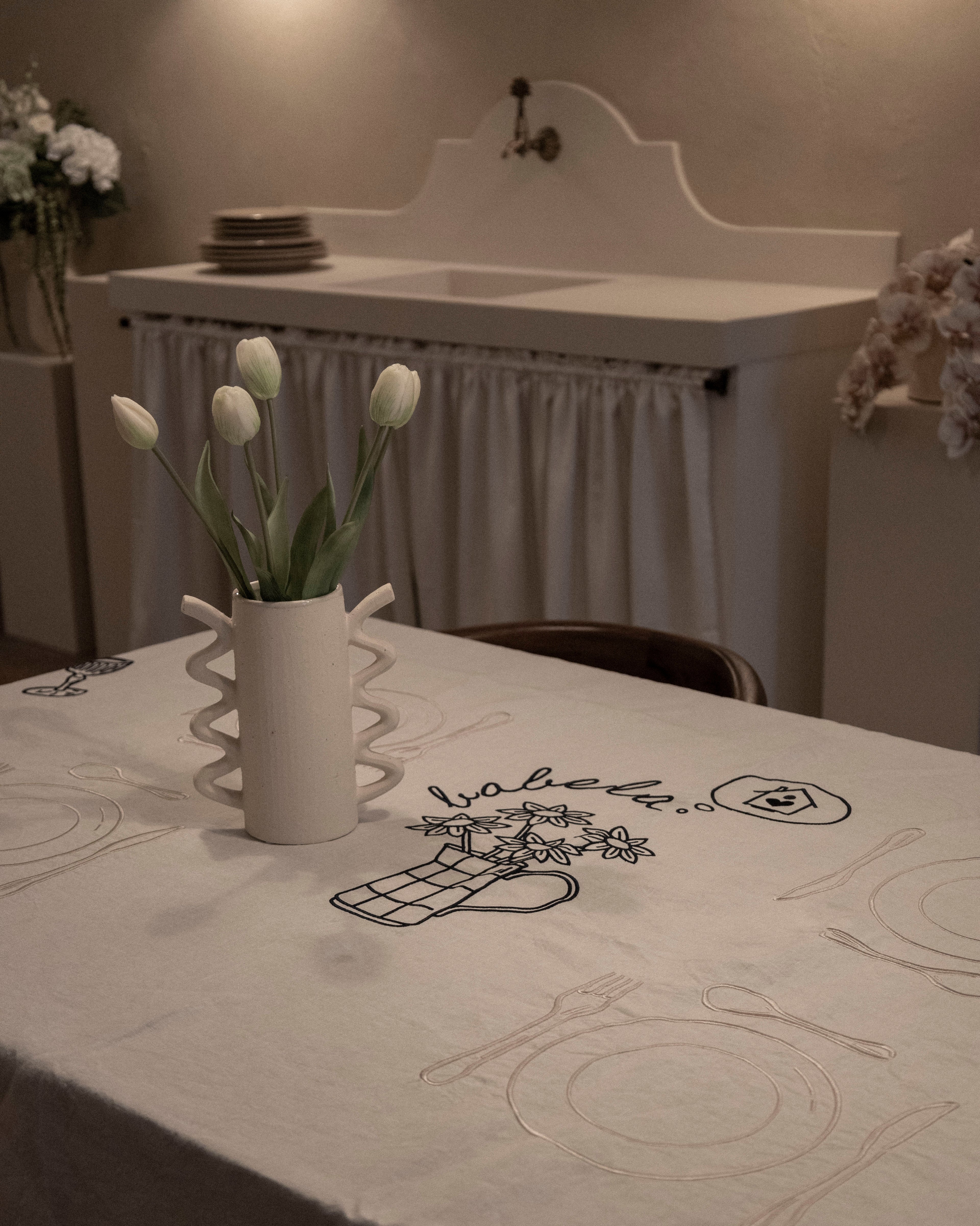 MANTEL LINO  BORDADO "A MESA PUESTA" (EDICIÓN LIMITADA)